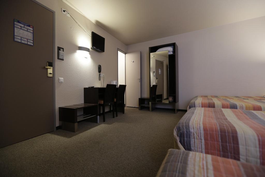 Hotel Au Petit Caporal Maisons-Alfort Habitación foto
