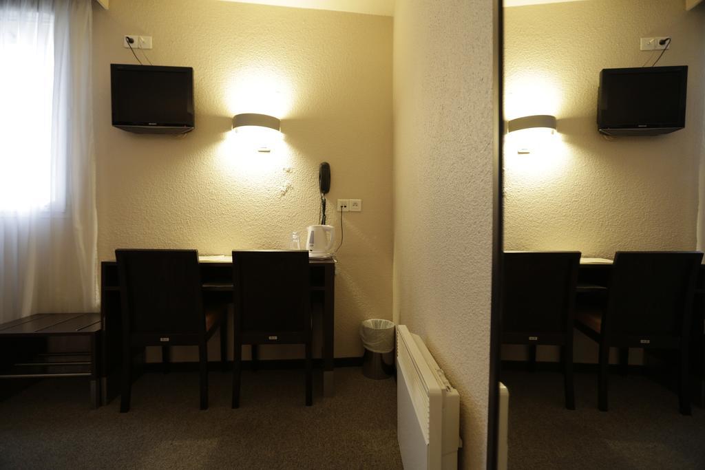 Hotel Au Petit Caporal Maisons-Alfort Habitación foto