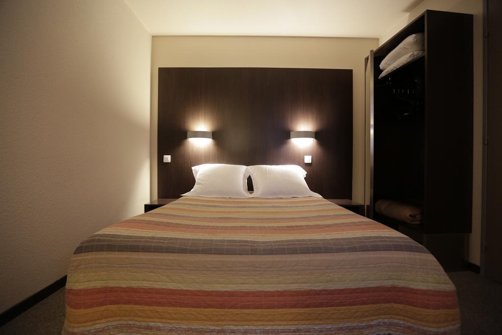 Hotel Au Petit Caporal Maisons-Alfort Habitación foto
