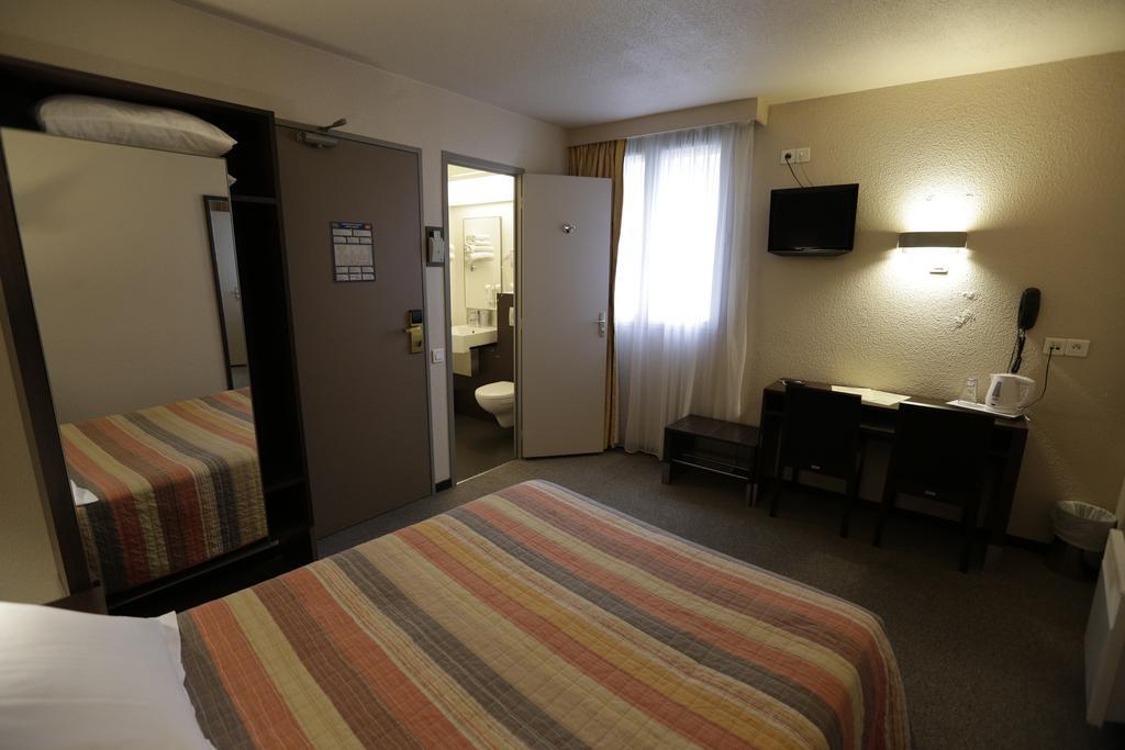 Hotel Au Petit Caporal Maisons-Alfort Habitación foto